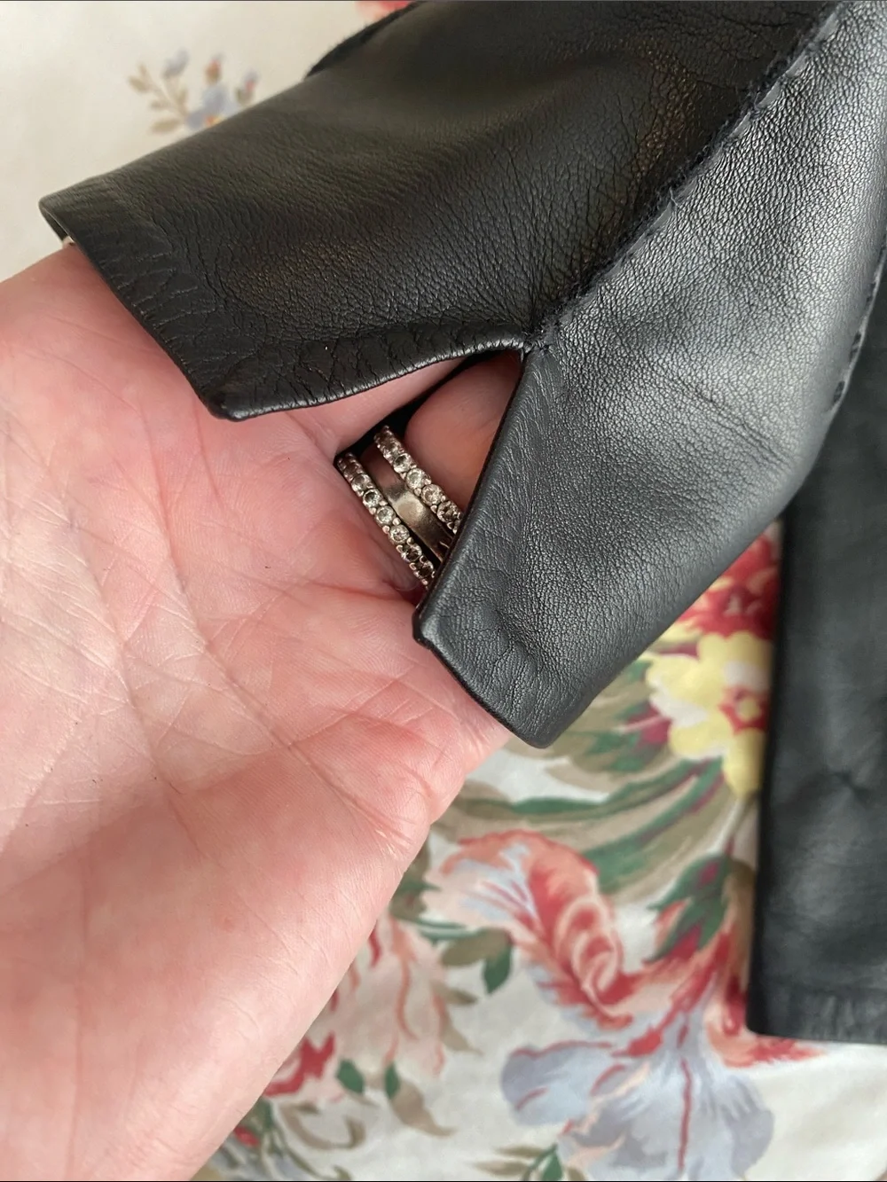 Soft and supple black leather gloves with classic three-point stitch details, M